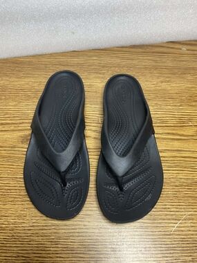 Crocs Iconic Comfort Kadee II Womens Size 8 Black Slip On Thong Flip Flop Sandal